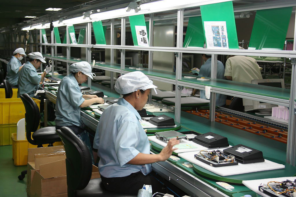 家电皮带流水线采用滚筒可以纠偏